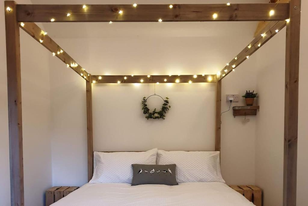 The Potting Shed Near Tenby, 100" Projector, Four Poster Bed, On-Site Hot Tub Access Via Spa Pack, Breakfast Exterior foto